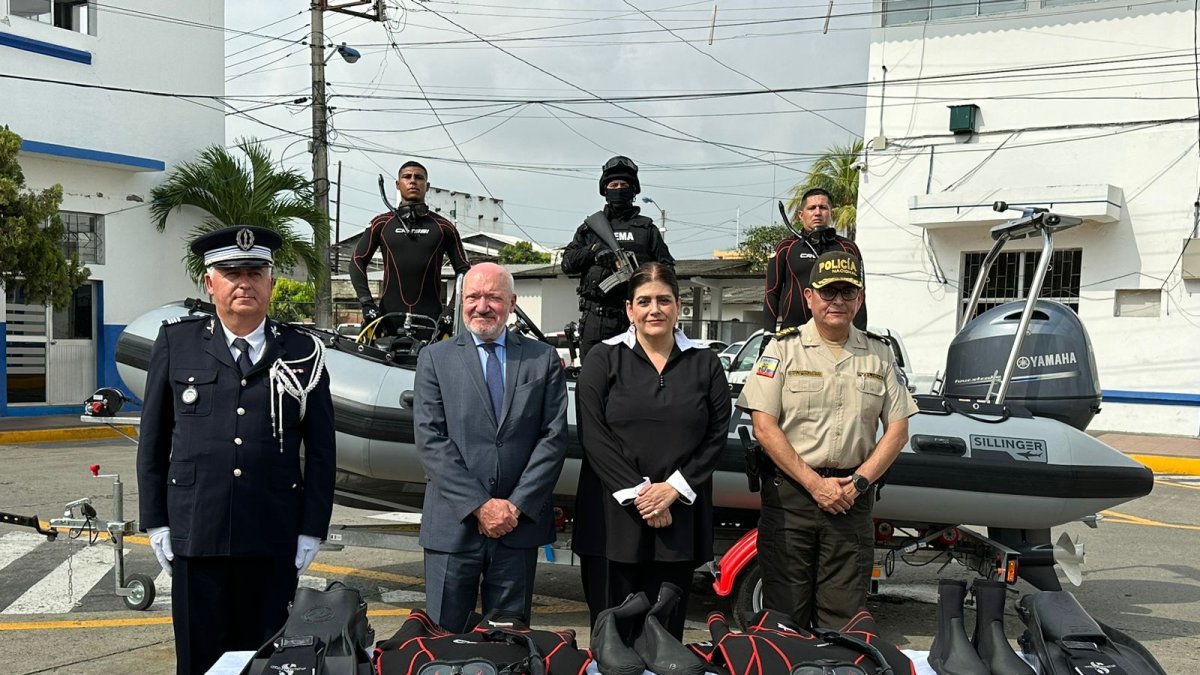 La ministra Mónica Palencia recibió los equipos entregados por Francia, para la seguridad de Ecuador.