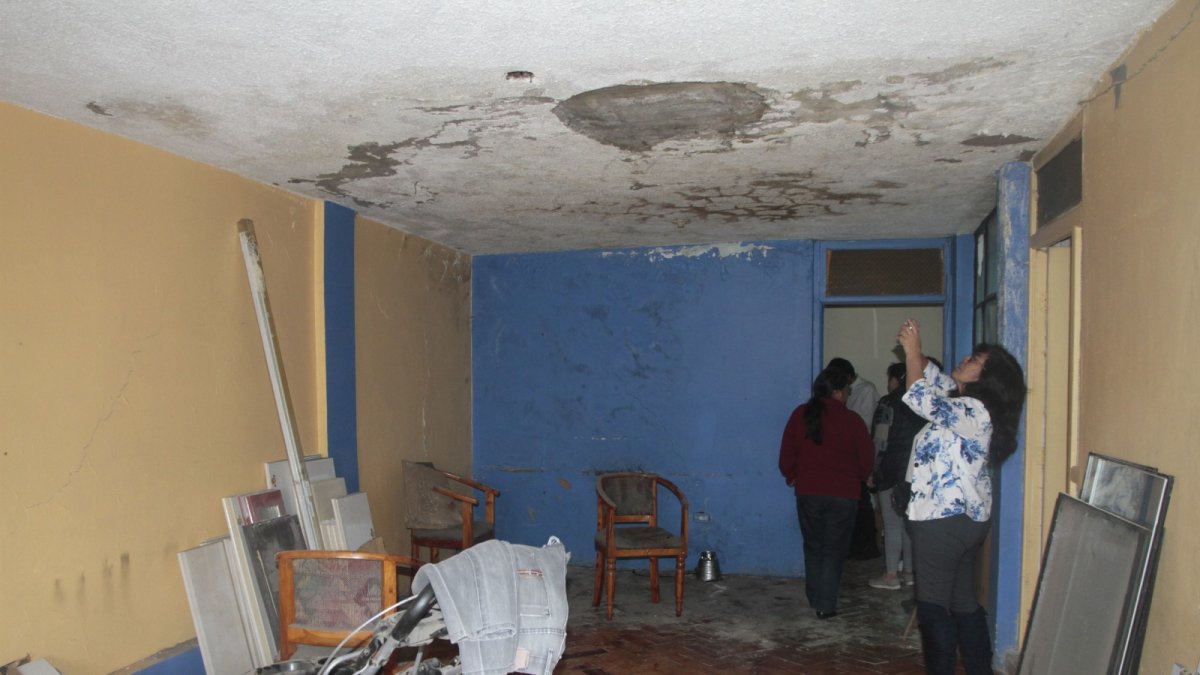 Entre humedad y destrucción vive Juan Ponce, se niega a abandonar su vivienda.