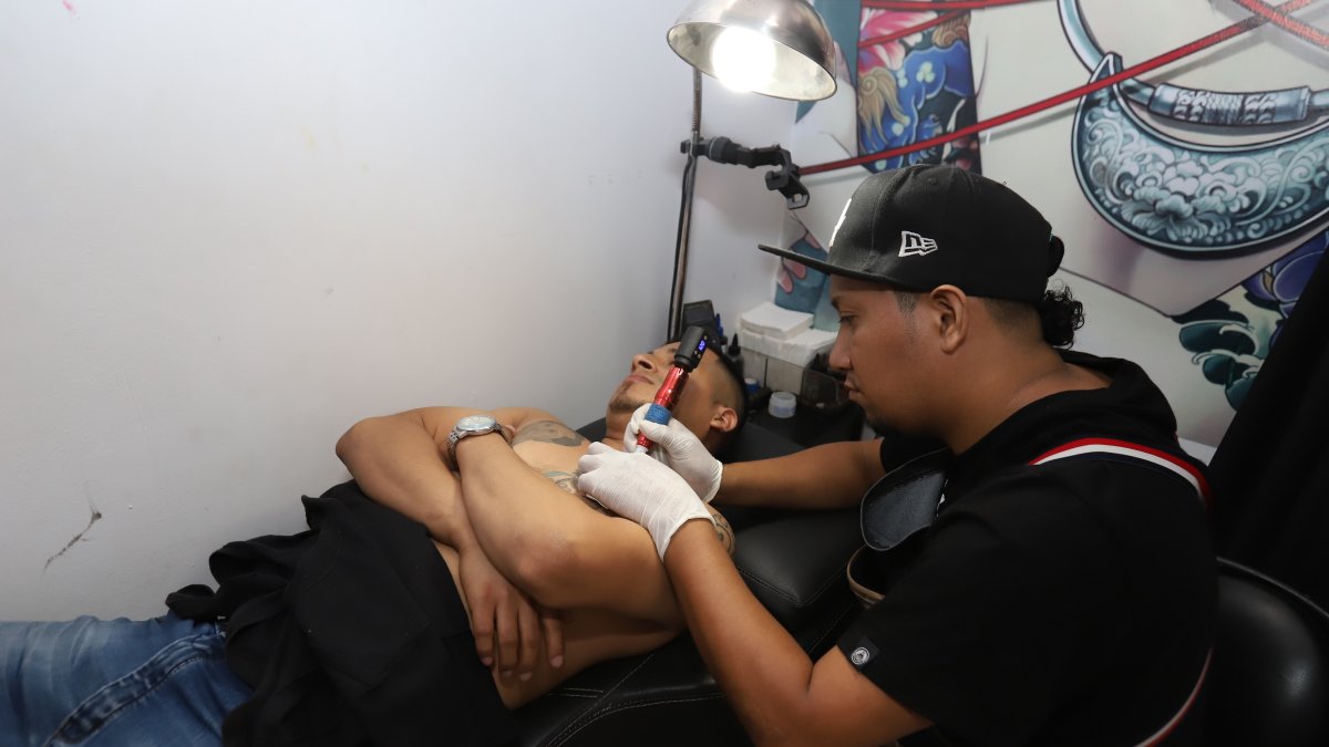 Cover up. Estudio para hacer, recubrir o borrar tatuaje en el Shopping Center Pelucas y Postizos.