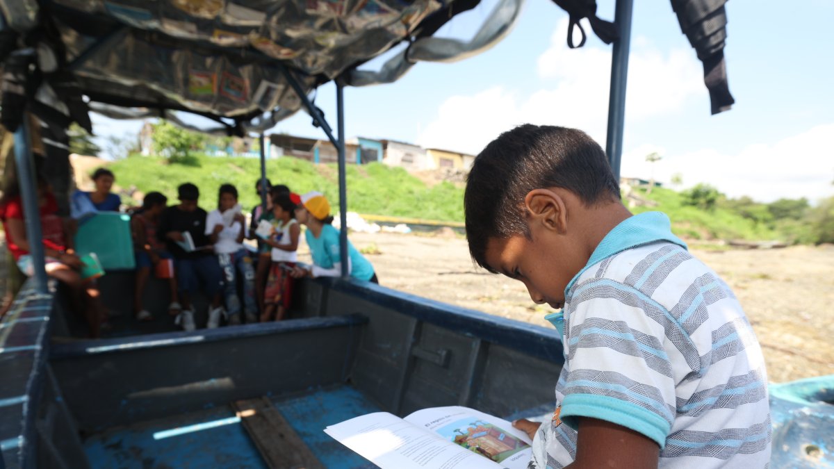 Lancha. El Aquabus, además de ser un medio de transporte para los niños, también es una biblioteca móvil mientras permanece amarrado al puerto.