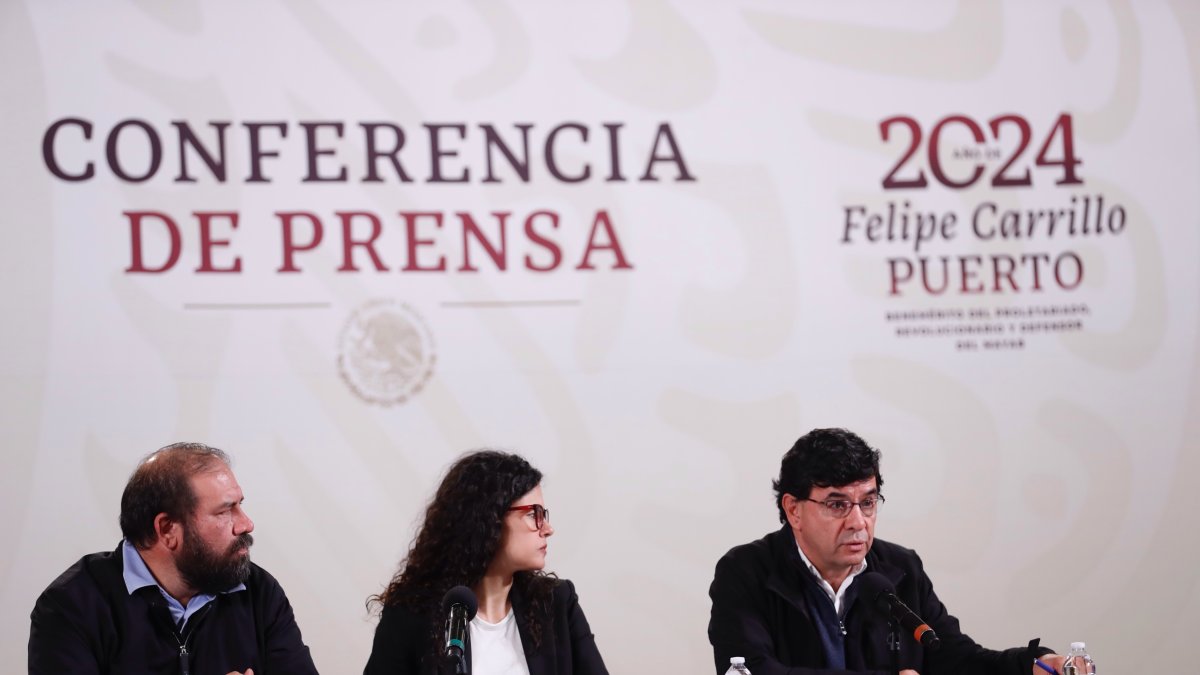 Voceros de la presidencia de la república participan en una rueda de prensa en Ciudad de México (México).