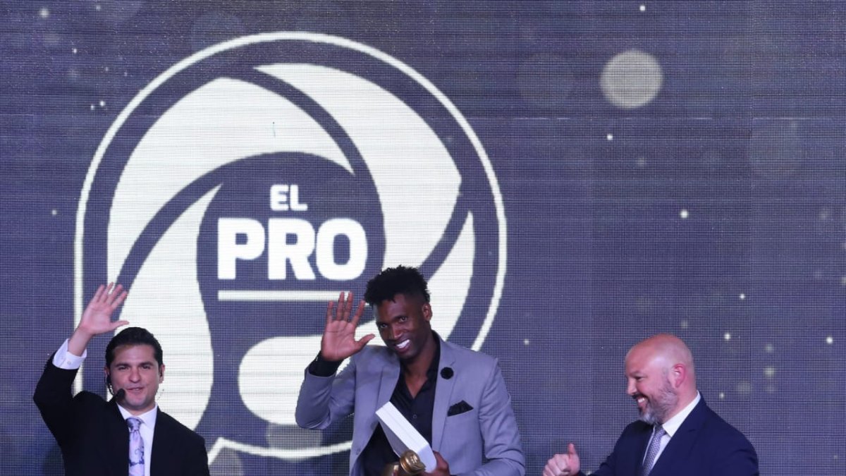 El arquero Alexander Domínguez.