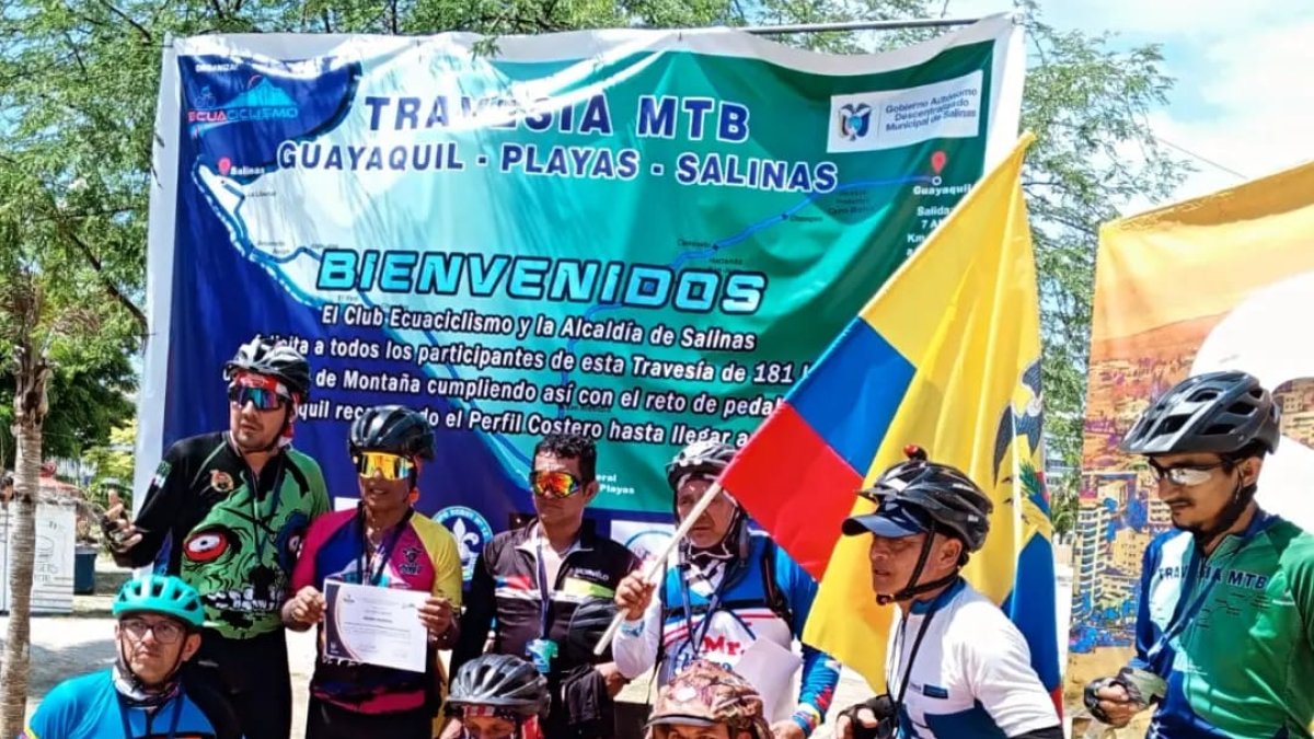 Los integrantes de Zombies Cyclists tras recorrer más de 181 km entre Guayaquil-Salinas.