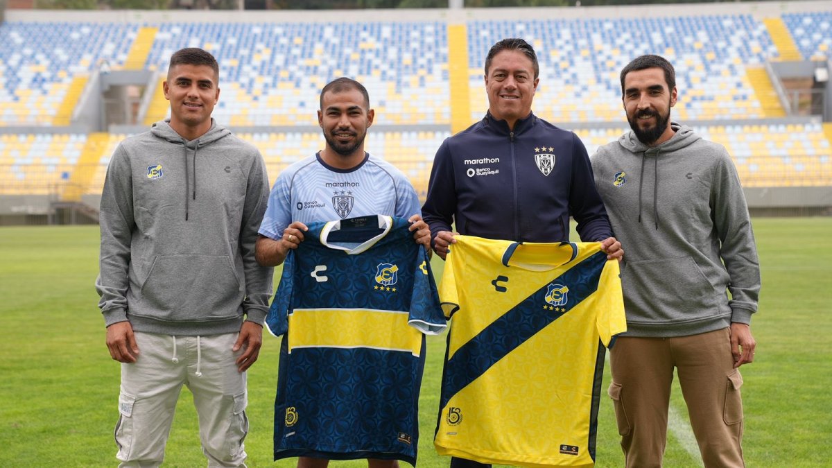 Junior Sornoza (c) recibió una camiseta de Everton en Chile previo al juego.