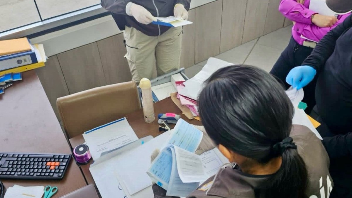 Agentes de Fiscalía y Policía realizaron tres allanamientos en Guayaquil y Samborondón, en una investigación por lavado de activos.