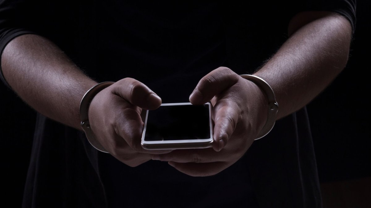 Según el artículo 117 de la Ley Orgánica de Telecomunicaciones, es ilegal usar, adquirir o comercializar un celular reportado como robado.