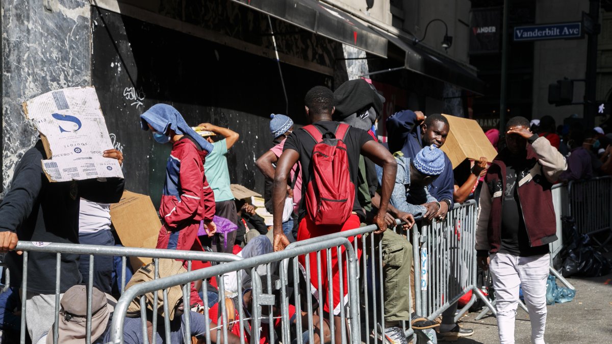 Migrantes afuera del Hotel Roosevelt Hotel en Nueva York
