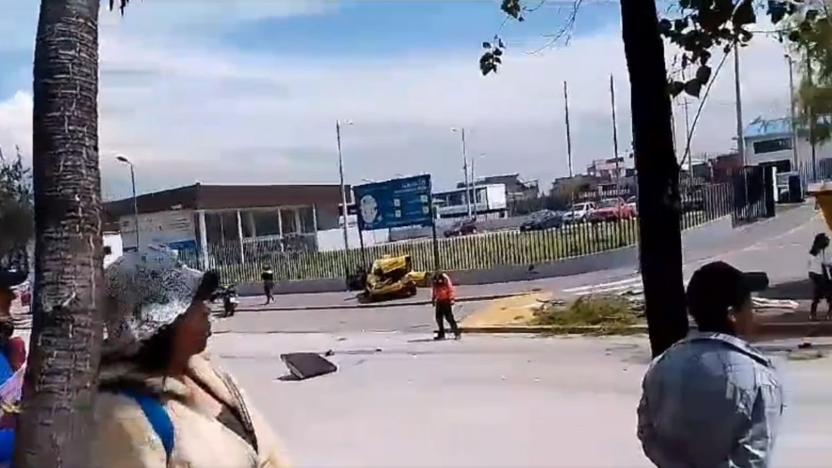 Uno de los taxis afectados por el choque quedó sobre la vereda, luego del siniestro de un tráiler en la av. Morán Valverde, sur de Quito.