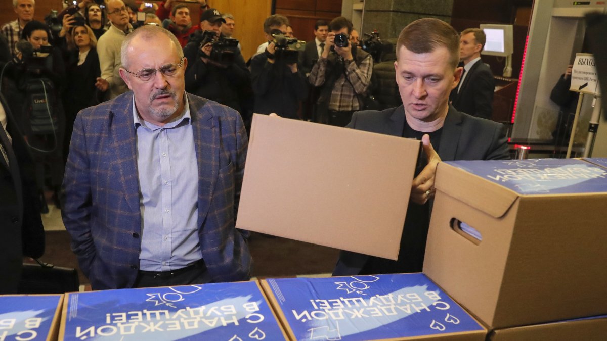 Moscú. El candidato Boris Nadezhdin, junto a uno de sus colaboradores, durante la entrega de las firmas que respaldan su candidatura a las presidenciales de Rusia.