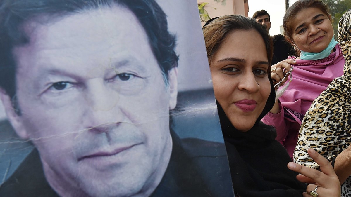 Foto de archivo de una pancarta con la imagen del ex primer ministro de Pakistán Imran Khan.