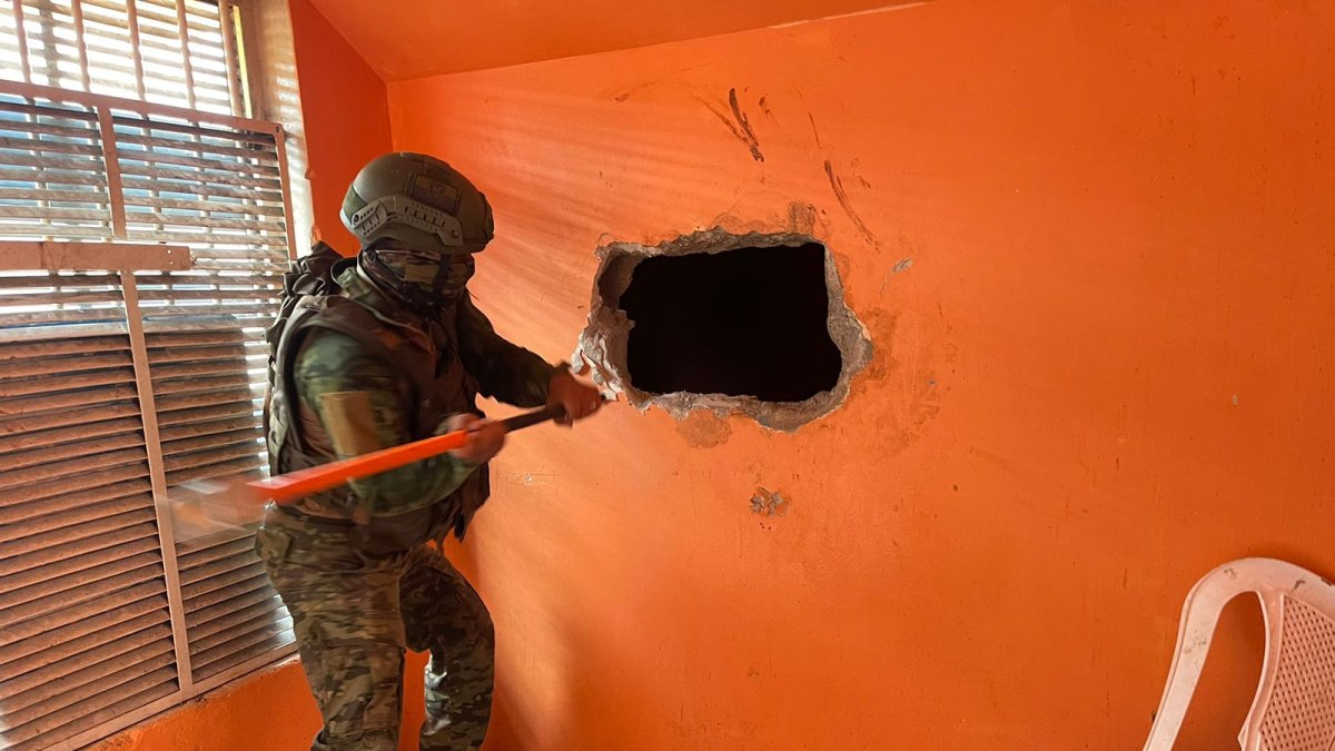 El personal militar tuvo que destruir la pared para decomisar las armas que ahí estaban escondidas