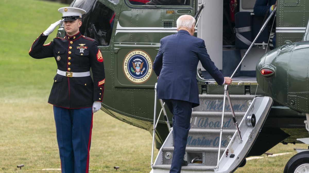 Washington. El Presidente Joe Biden aborda el Marine One, camino a la Florida, para seguir con su campaña.