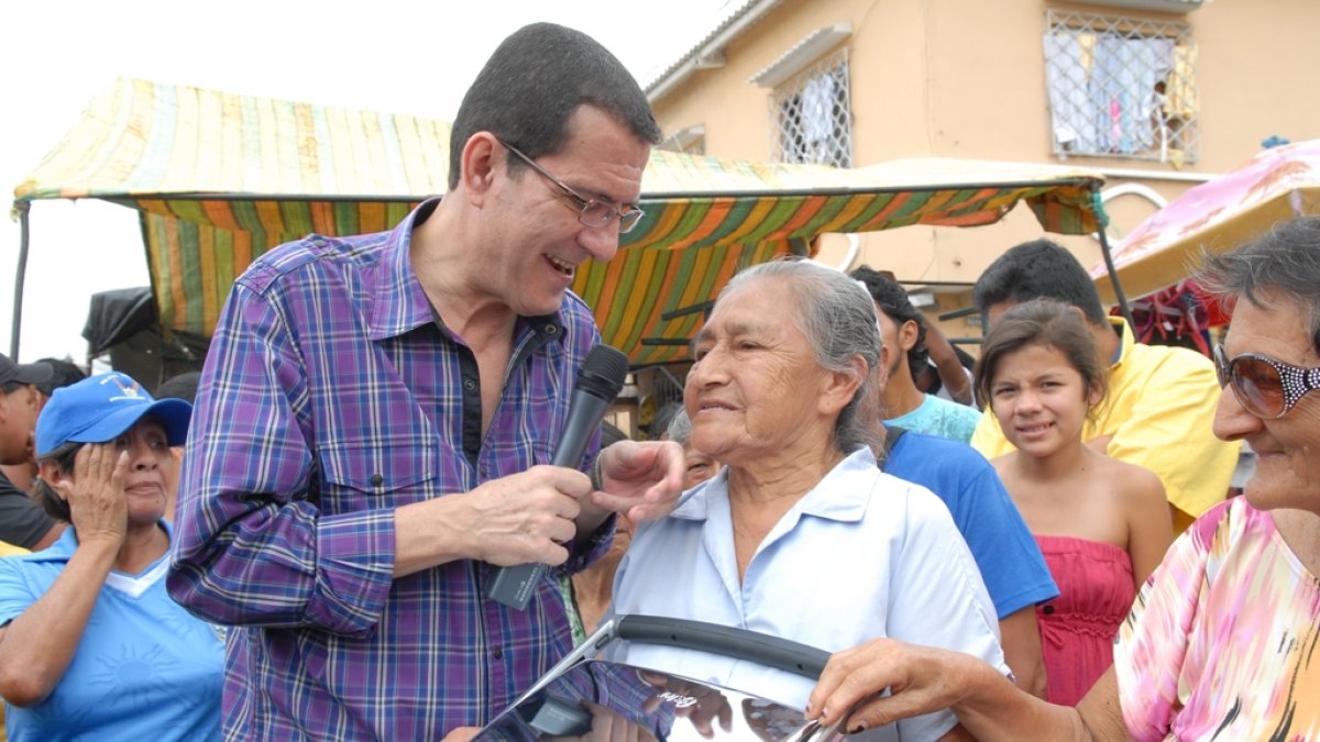 Con las madres y abuelitas, sus fieles seguidoras.