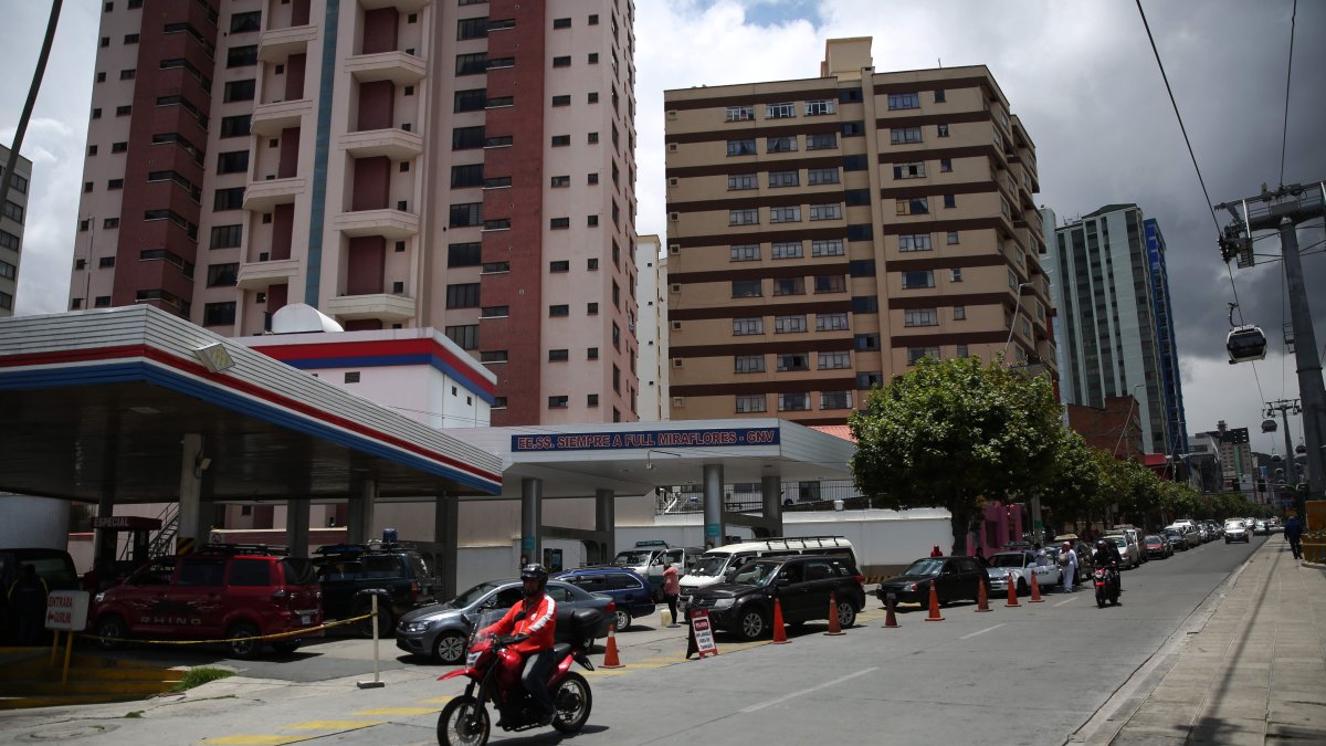 La Paz. Una larga fila aparece en una estación de servicio de gasolina.