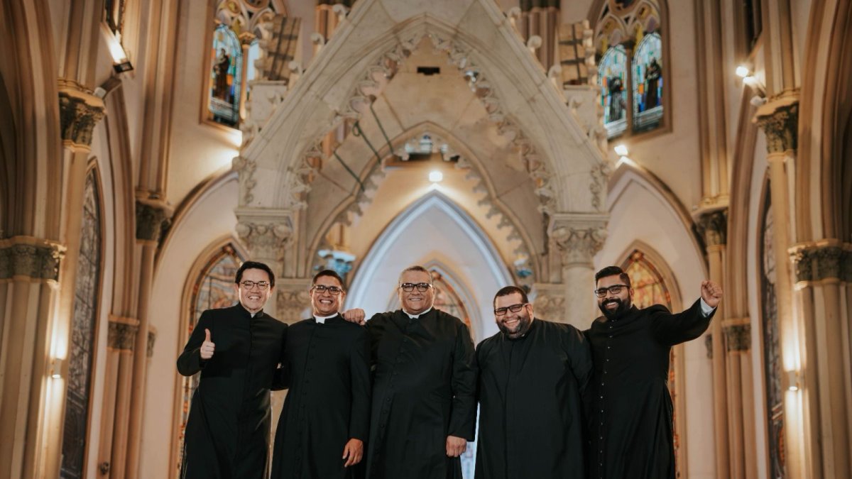 Catedral de Guayaquil. Con mucha alegría en el altar de la reconocida catedral, Los Padrecitos cantan su primer sencillo ‘Que Dios tan bueno’