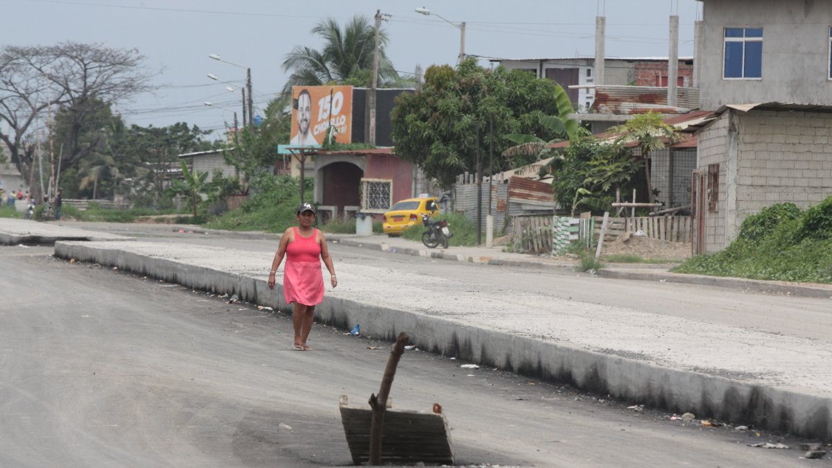 28 de Agosto. Varias calles recibieron la obra pública, en medio de la falta de atención de otras vías llenas de agua y lodo.