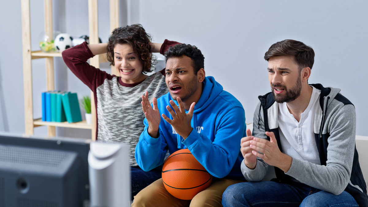 Competiciones de ciclismo, tenis, fútbol, básquet, pádel y golf, aseguran una jornada llena de emociones para los aficionados al deporte.