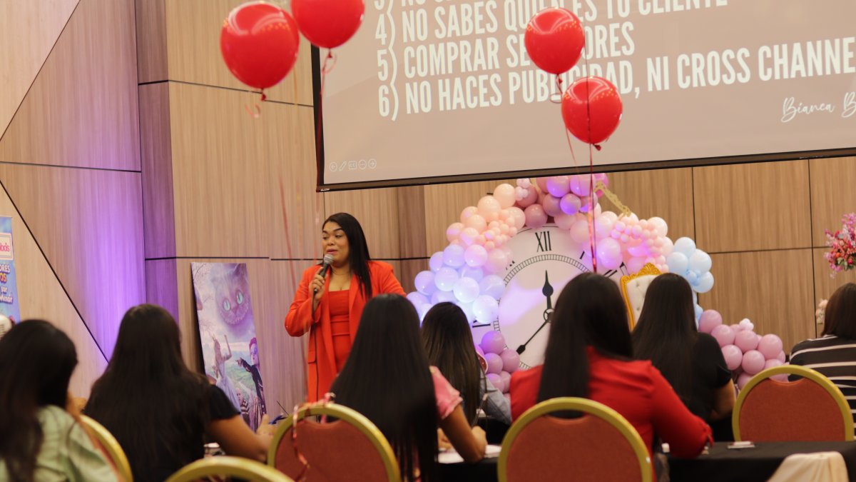 Escena. El entrenamiento permite atrapar a futuros clientes y entregar guías sobre el uso de las aplicaciones.