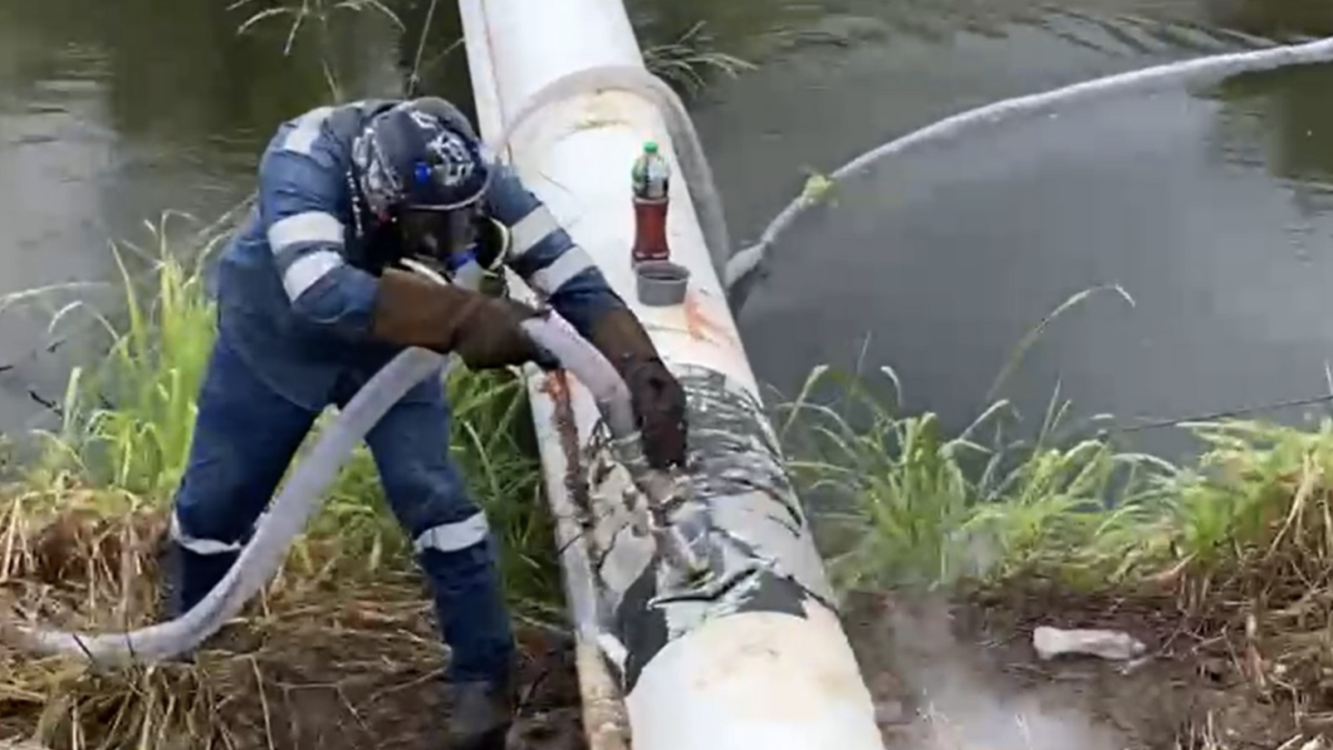 Petroecuador debe reparar las tuberías perforadas de sus oleoductos.