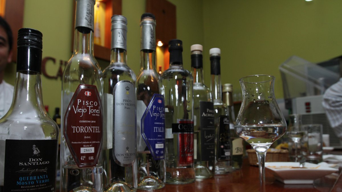 Bebidas. El pisco, uno de los licores típicos que se elaboran en Perú.