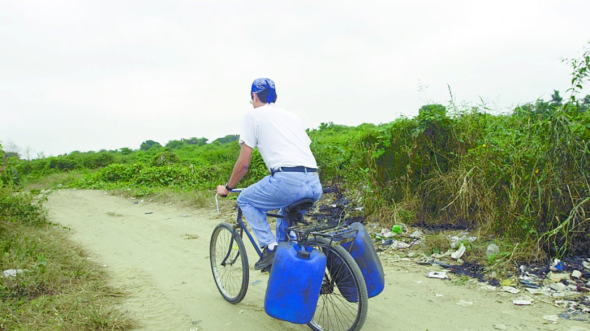 Contrabando. En la frontera entre Ecuador y Perú, una persona lleva diésel ecuatoriano para vender en Perú.