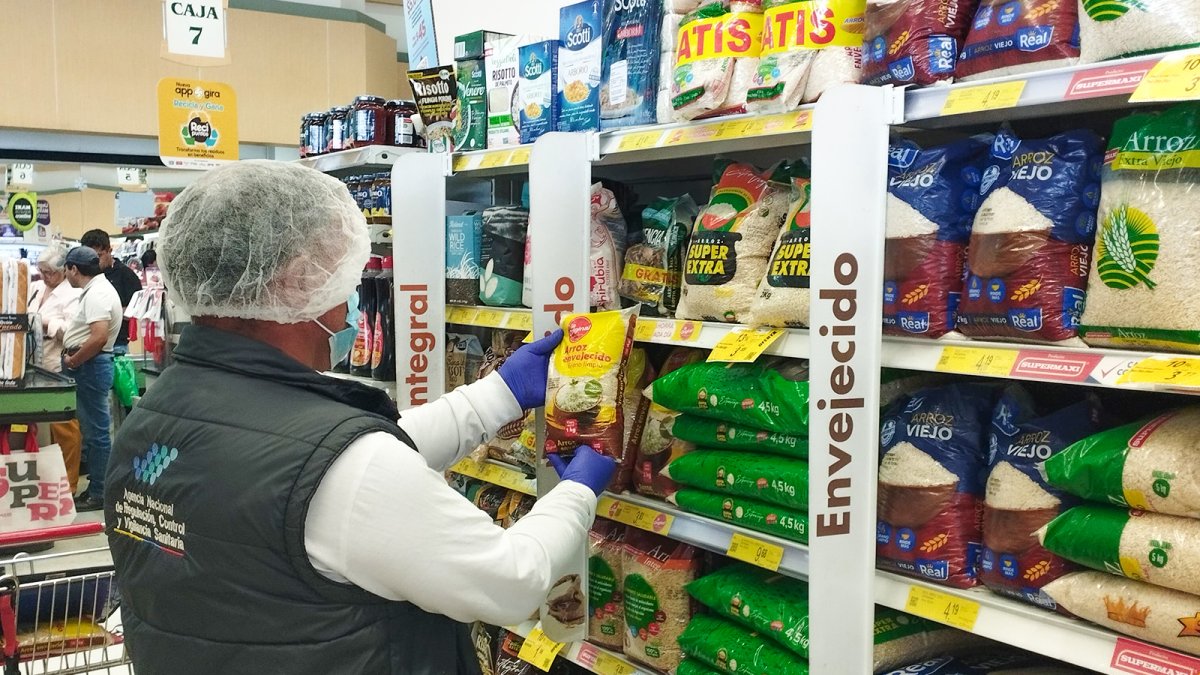 Personal de la Arcsa recolecta muestras del arroz que se vende en algunos supermercados para analizarlo y verificar su inocuidad.
