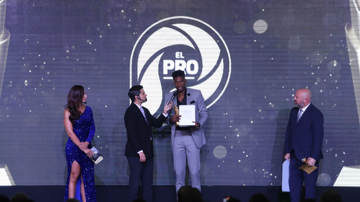 Alexander Domínguez con el premio que lo reconoce como El Pro de 2023.