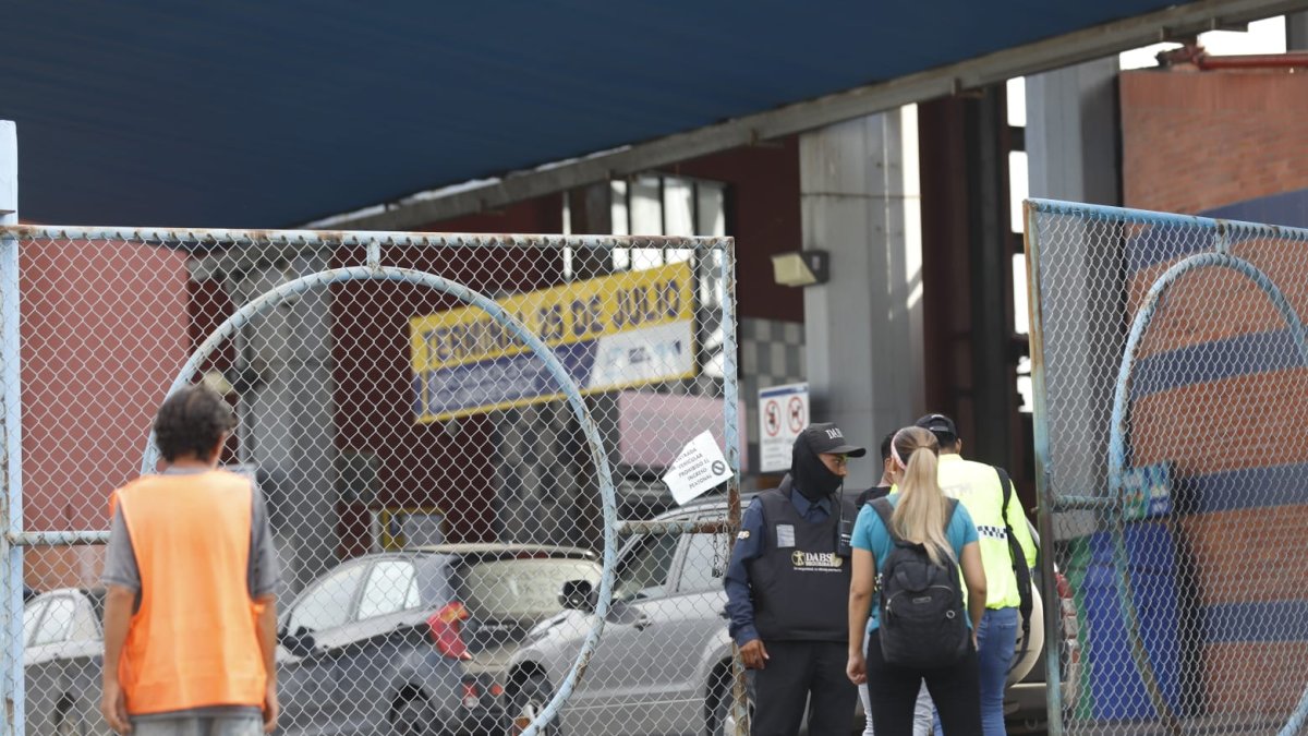 Usuarios que llegan a la estación estaban sorprendidos por la suspensión del servicio en esa parada.