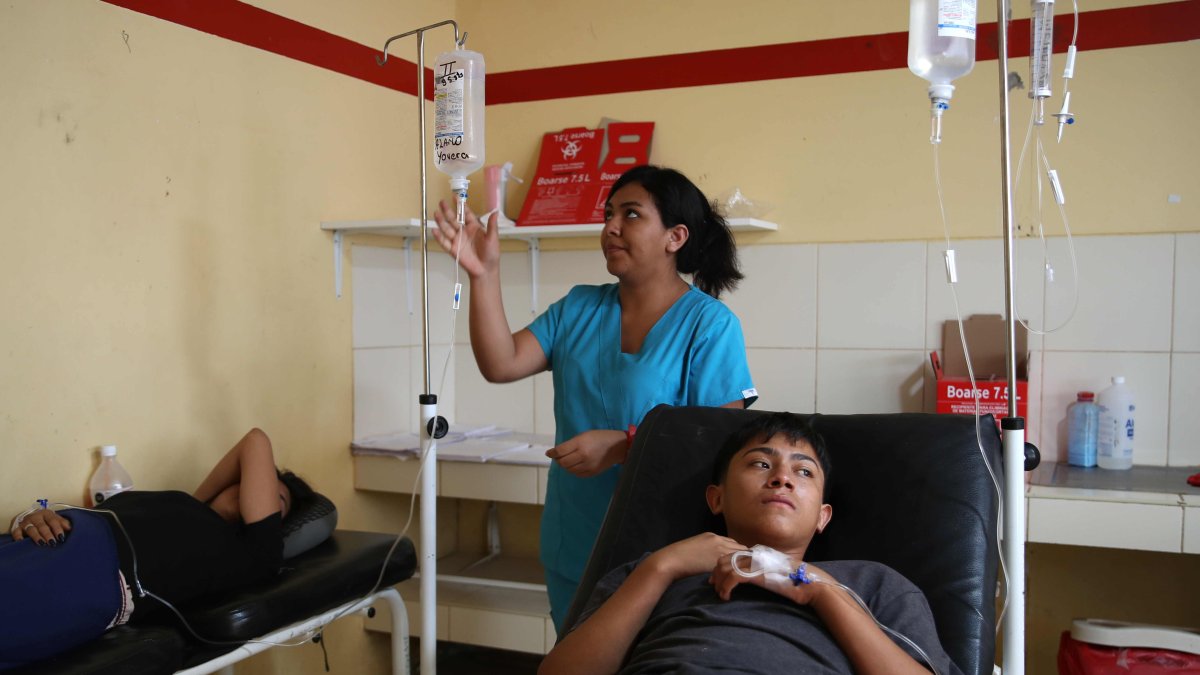 Dos pacientes con dengue reciben tratamiento en un hospital de Piura, en el sur de Perú.