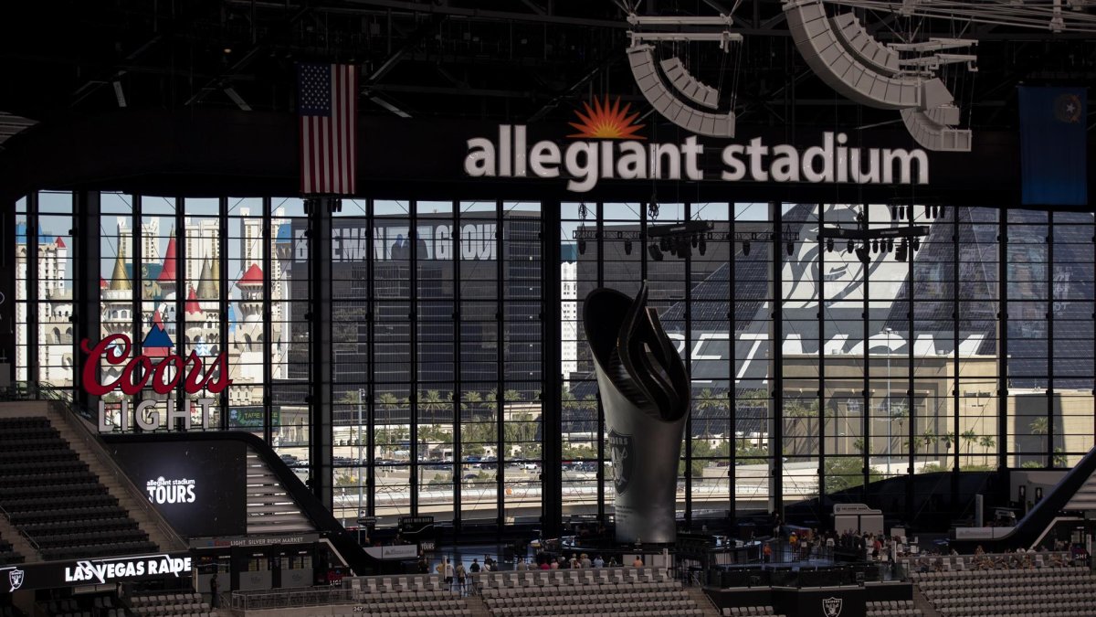 Fotografía de archivo donde se ve una una parte de la avenida 'The Strip' de Las Vegas a través de una ventana del Allegiant Stadium, el 25 de septiembre de 2023, en Las Vegas (Estados Unidos).