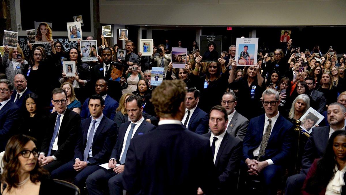 Mark Zuckerberg, pidió disculpas a familiares que aseguran que sus hijos fueron víctimas de abuso sexual por culpa de internet.