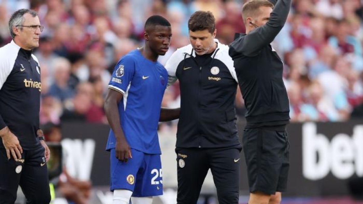 Moisés Caicedo destaca como titular en Chelsea, que es dirigido por Mauricio Pochettino.