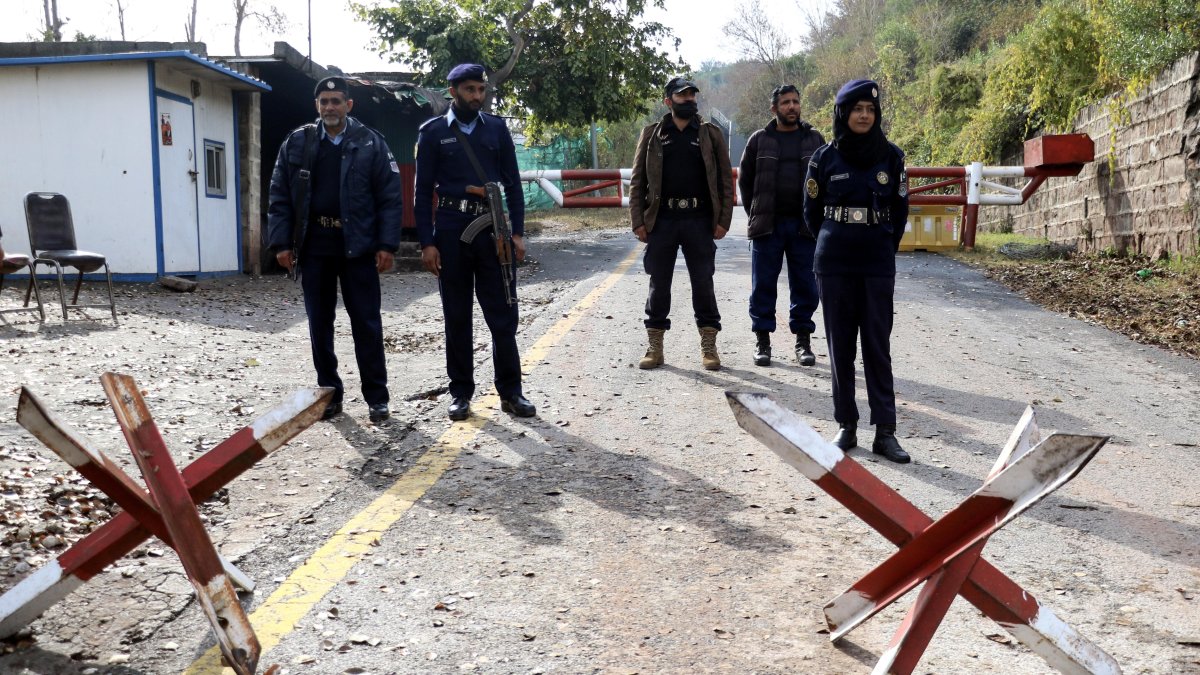 Funcionarios de seguridad paquistaníes hacen guardia frente a la residencia del ex primer ministro condenado Imran Khan, en Islamabad, el 1 de febrero de 2024.