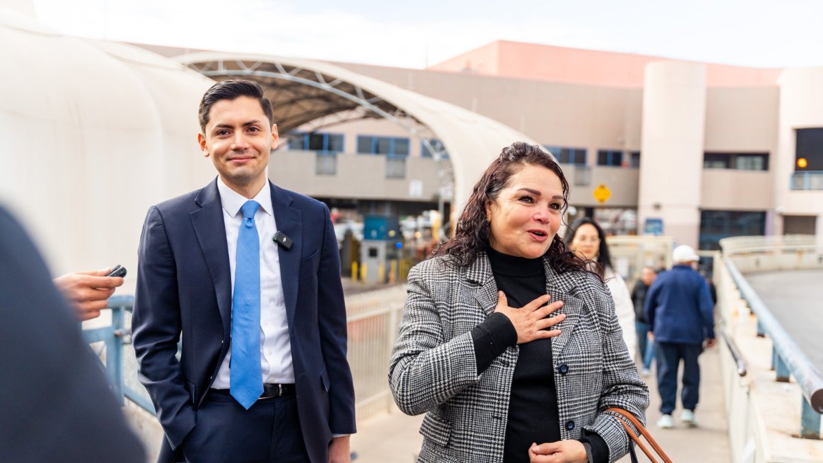 La mexicana Gloria Montoya (d) emocionada tras ser recibida por su hijo Bill de la Rosa (i), un estudiante de leyes en la Universidad de Yale