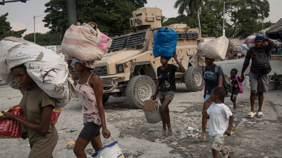 Personas abandonan sus hogares a causa de la guerra entre bandas armadas en la zona de Pernier, en la comuna de Petionville, en Puerto Príncipe (Haití).