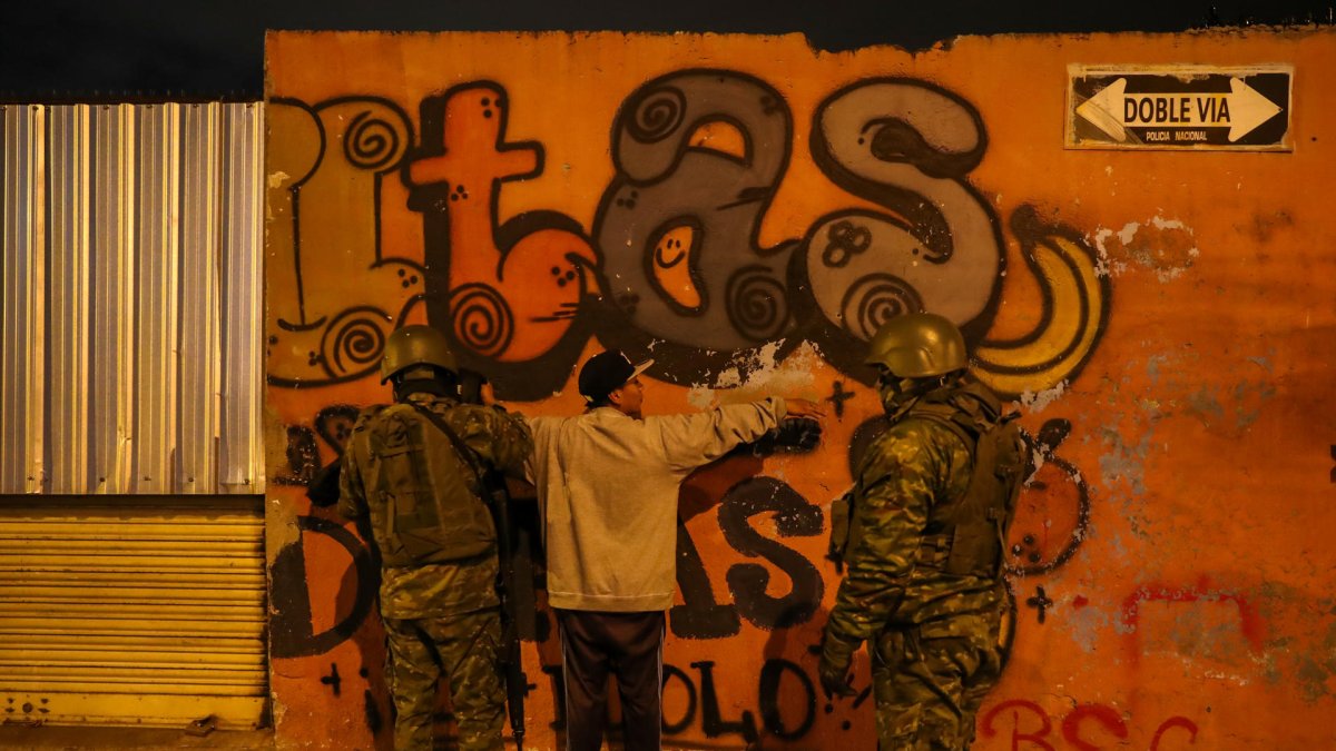 Fotografía de archivo, tomada el 14 de enero de 2024, en la que se registró a un grupo de militares ecuatorianos, durante un operativo de control de armas.