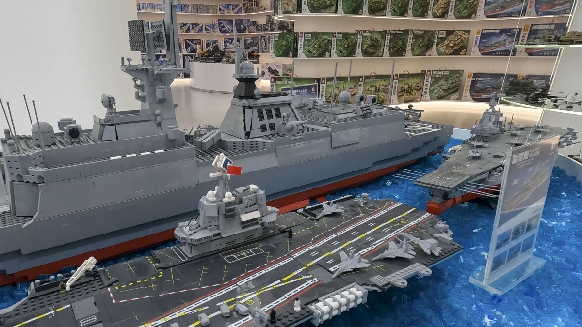 Vista de unos modelos de bloques de construcción de juguetes de los portaaviones chinos del Ejército Popular de Liberación