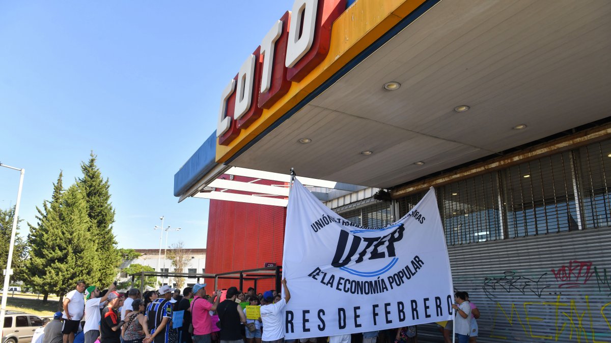 Manifestantes de la UTEP (Unión de Trabajadoras y Trabajadores de la Economía Popular) protestan en los exteriores del supermercado Coto en la localidad de Ciudadela, provincia de Buenos Aires.