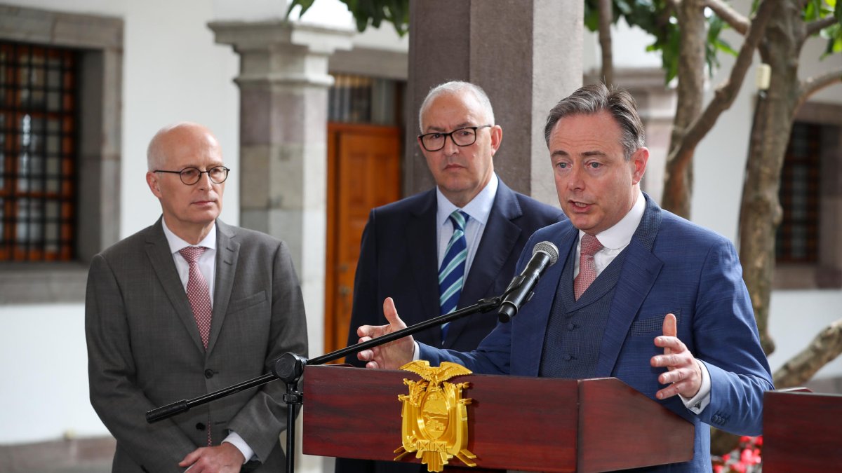 El alcalde de Amberes, Bart de Wever (d), ofrece declaraciones a la prensa junto a sus homólogos de las ciudades de Rotterdam, Ahmed Aboutaleb (c), y de Hamburgo, Peter Tschentscher (i), al termino de una reunión con Daniel Noboa