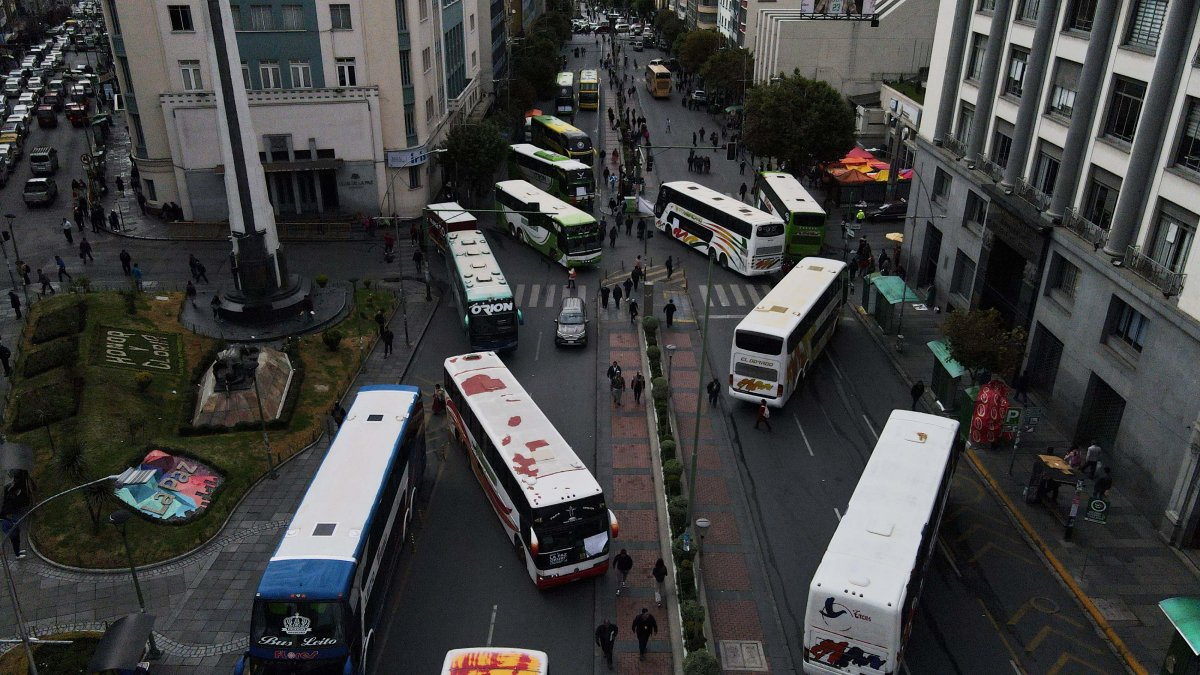 Un conjunto de autobuses estacionados durante una protesta de transportistas que exigen en levantamiento de los bloqueos a las vías, en La Paz (Bolivia).