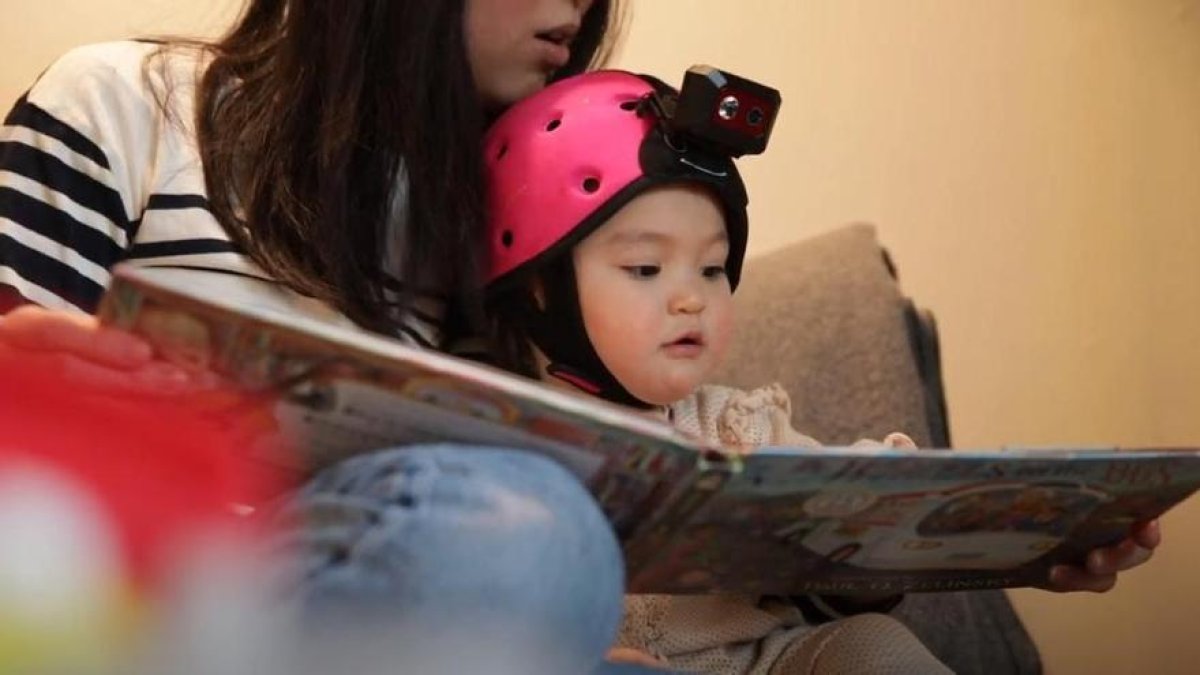 Utilizando información de cámaras montadas en la cabeza del niño, los investigadores entrenaron un modelo de IA multimodal que pudo relacionar palabras con imágenes visuales.