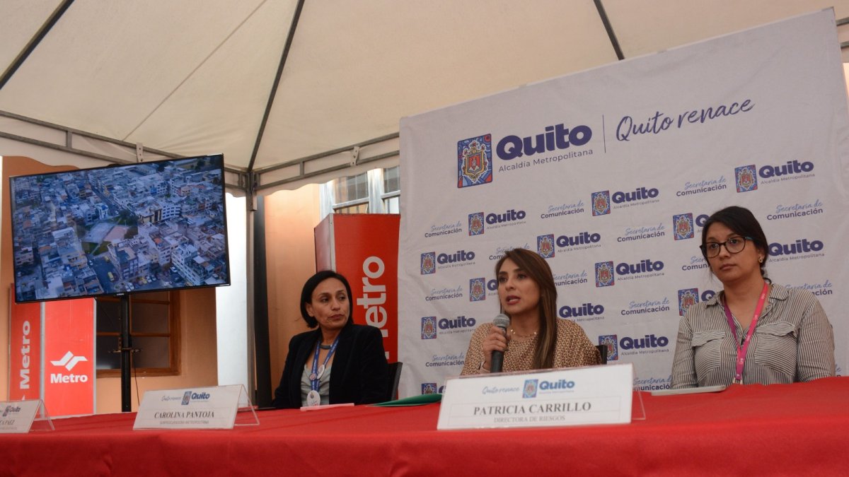 En una rueda de prensa, Carolina Pantoja, subprocuradora metropolitana, dio algunos detalles del informe sobre los hundimientos de casas en Solanda.