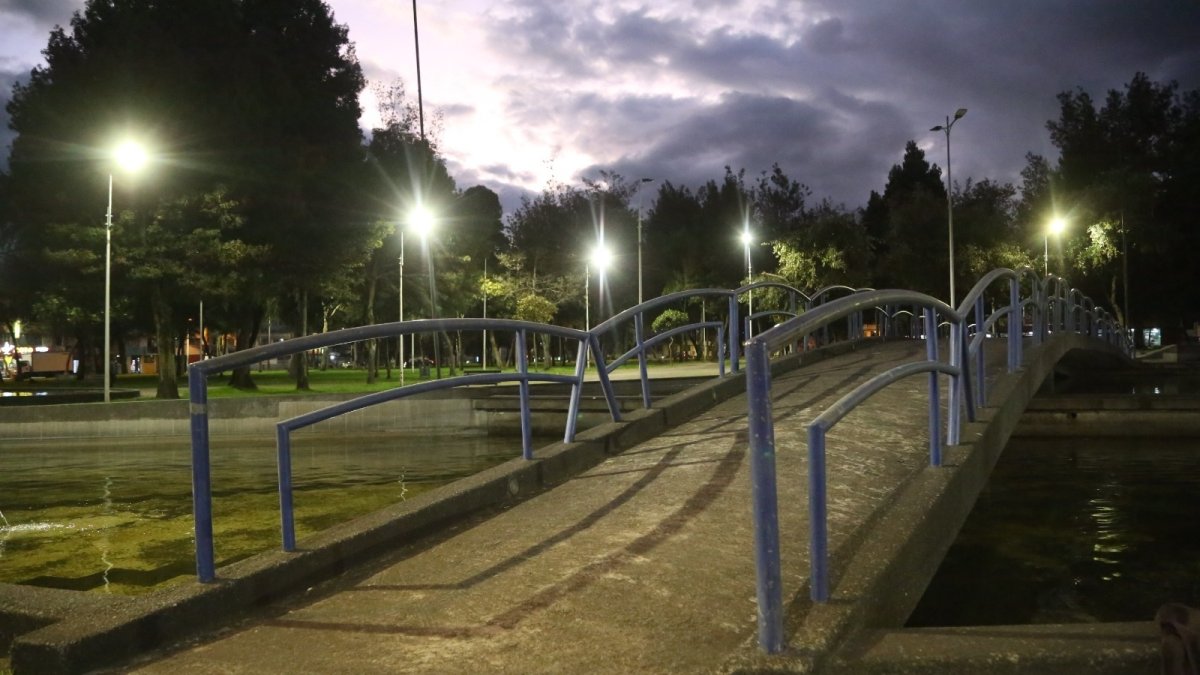 Las nuevas luminarias cuentan con tecnología led y consumen menos energía eléctrica.