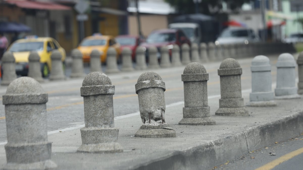 Sobre la avenida Barcelona se evidencia un bolardo en mal estado.