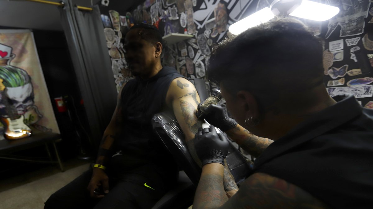 Negocio. En los locales de tatuajes, que son formales, se toman en cuenta las medidas de bioseguridad.