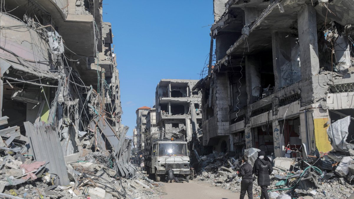 Palestinos caminan entre edificios destruidos en el campo de refugiados de Al Nuseirat, Franja de Gaza, el 1 de febrero de 2024.