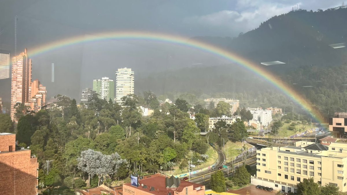 Registro general de un arcoiris, captado este miércoles, 31 de enero 2024, durante el primer aguacero en tres semanas, en Bogotá (Colombia).
