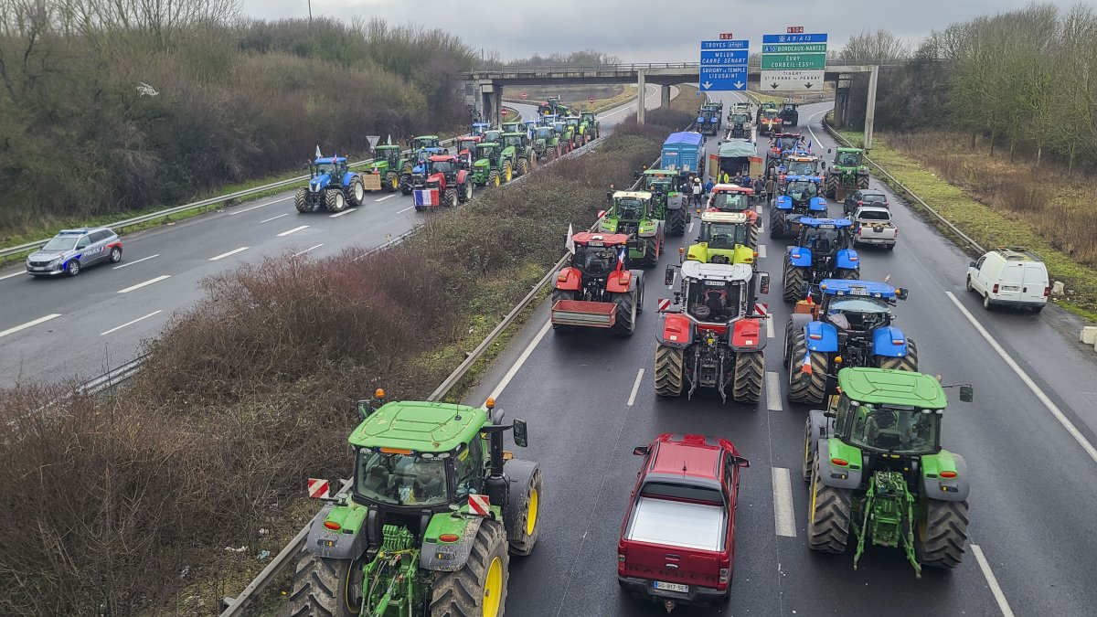 El convoy de agricultores de un sindicato minoritario que intentaba bloquear el mercado mayorista de Rungis, al sur de París, ha abandonado su objetivo y volverá a casa.