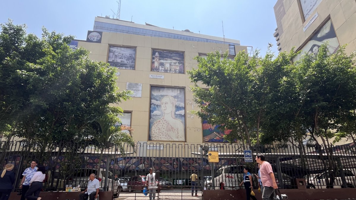 Deterioro. Las paredes y obras que se visualizan en la calle Francisco P. Icaza lucen cada vez más destruidas. Los transeúntes observan los visibles daños en las obras de arte expuestas.