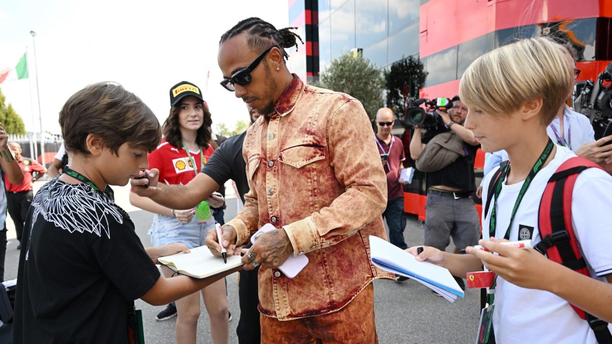 El piloto británico Lewis Hamilton, que acaba de firmar con Ferrari, a su llegada al último GP de Italia.